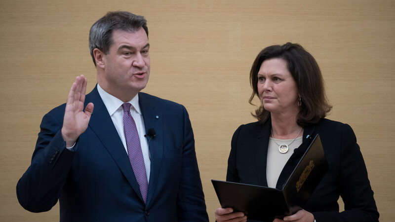 Markus Söder wird von Landtagspräsidentin Ilse Aigner als Ministerpräsident vereidigt.
