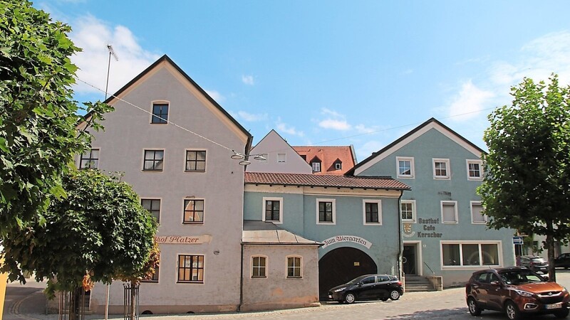 Nach dem Gasthaus Platzer (links) hat die Stadt nun auch das Gasthaus Kerscher (rechts) erworben.