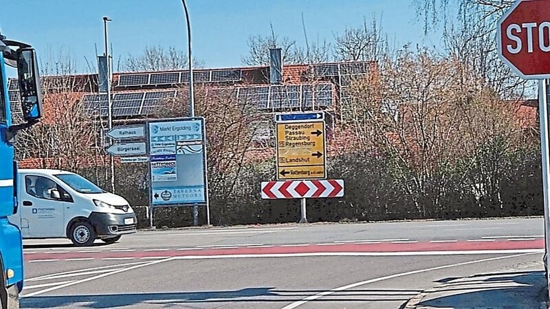 Statt eines Stop-Schilds soll an der Industriestraße ab nächstem Jahr eine Ampel stehen.