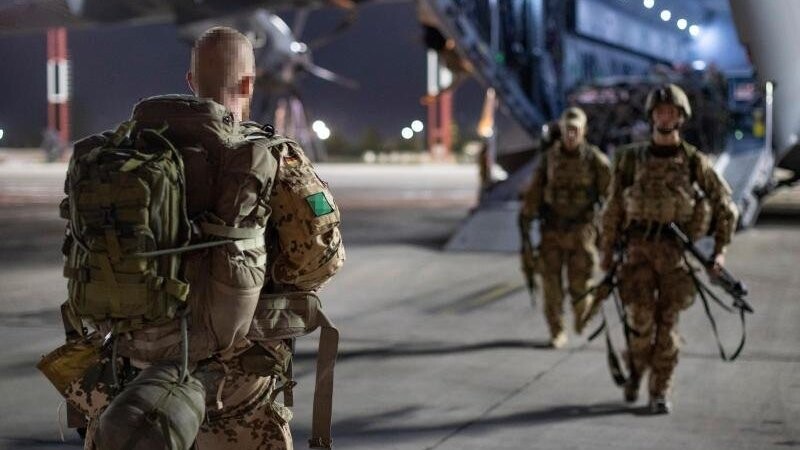 Fallschirmjäger der Bundeswehr haben Kabul verlassen und kommen in Taschkent an.