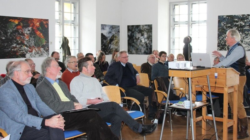 Knapp 50 Besucher aus Bayern und Baden Württemberg lauschten interessiert den Vorträgen der fünf Referenten. Einer von ihnen war der Zoologe und Evolutionsbiologe Dr. Wolfgang Epple (rechts).