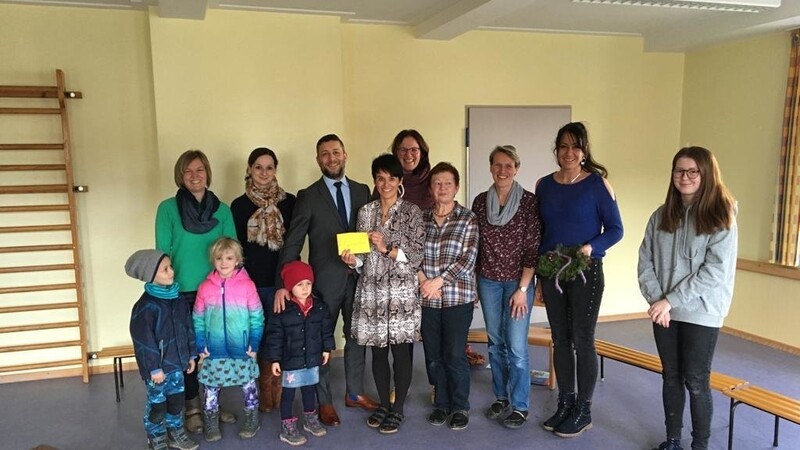 Aus der Verkaufsaktion im Rahmen der Vorweihnacht wurden 800 Euro an Spenden für den Kindergarten überreicht.