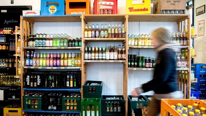 Ein Unbekannter füllt in München Lösungsmittel in Getränkeflaschen.