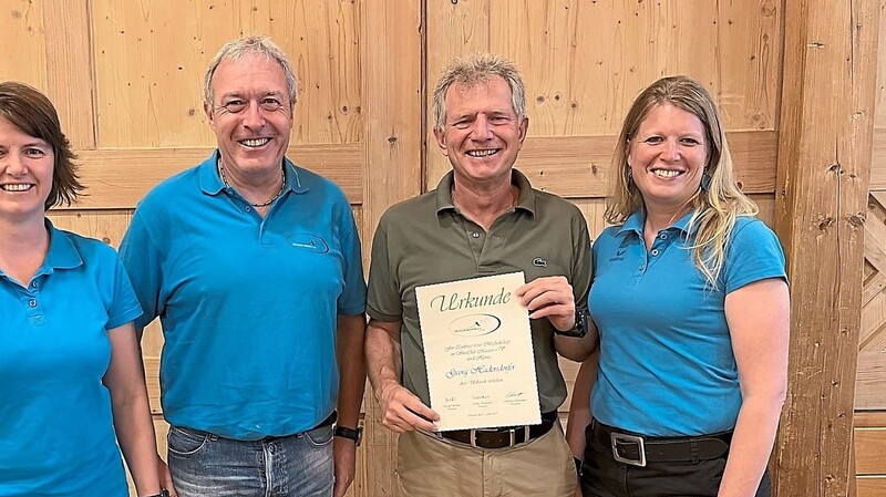 Die Vorsitzenden Margit Wisheu (v. l.), Manfred Stadler und Ulrike Emslander ehrten Georg Hadersdorfer für 25-jährige Mitgliedschaft beim Ski-Club Mauern.