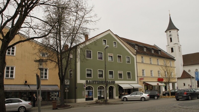 Das grüne Haus links im Bild ist das Haus von Anton Pacher. Die Aufnahme zeigt die Hausansicht vom Stadtplatz aus. Auf der linken Dachseite hätte die Photovoltaikanlage errichtet werden sollen.