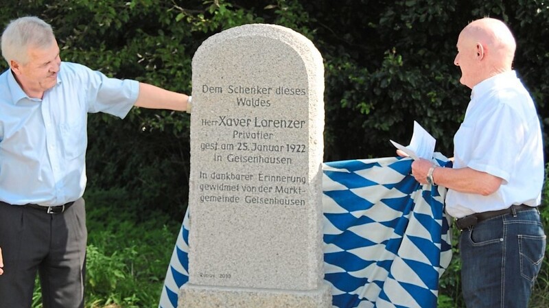 Das Denkmal für Xaver Lorenzer wurde im Sommer 2010 am Rande des von ihm gestifteten Waldes vom damaligen Bürgermeister Robert Maier (links) und von Josef Seisenberger als Vorsitzendem des Historischen Vereins enthüllt.