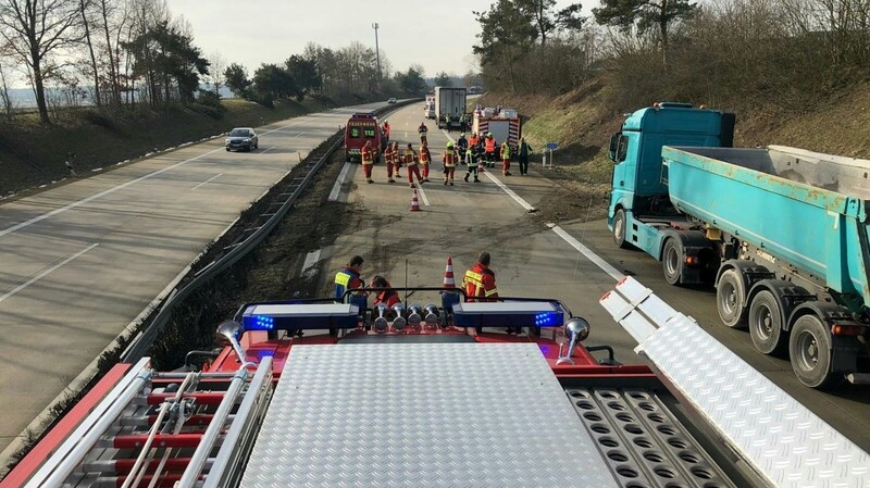 Unfall am Donnerstag auf der A93 zwischen Abensberg und Hausen in Richtung Regensburg. Die Autobahn musste deshalb etwa 45 Minuten komplett gesperrt werden.