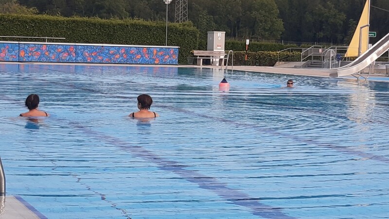 Am Donnerstag nutzten einige hartgesottene Schwimmer die letzte Gelegenheit, um im Schwimmbad Ahrain einige Bahnen zu ziehen.