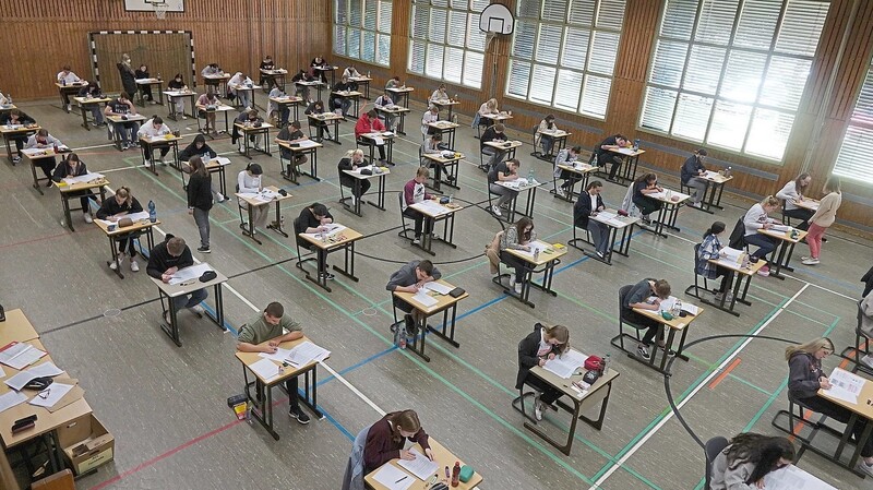 Mit den schriftlichen Tests in Deutsch starteten die Abiturprüfungen an der Aloys-Fischer-Schule in Deggendorf.