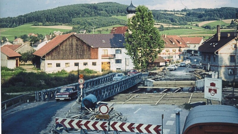 Für die Autos wurde neben der Brückenbaustelle eine Behelfsbrücke errichtet.