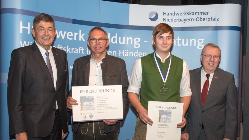 Mit Korbinian Hasenheit und Senior-Chef Josef Scheidhammer (2.v.l.) freuten sich Präsident Dr. Georg Haber (l.) und Hauptgeschäftsführer Jürgen Kilger (r.).
