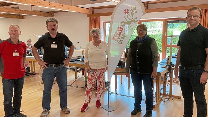 Alois Zilker, stellvertretender Vorsitzender des MAI Repair-Café, Vorsitzender Bernd Wimmer und Schatzmeisteirn Rosi Brunschweiger (v. l.) übergaben an Dorraine und Reiner Gastner die Spende.