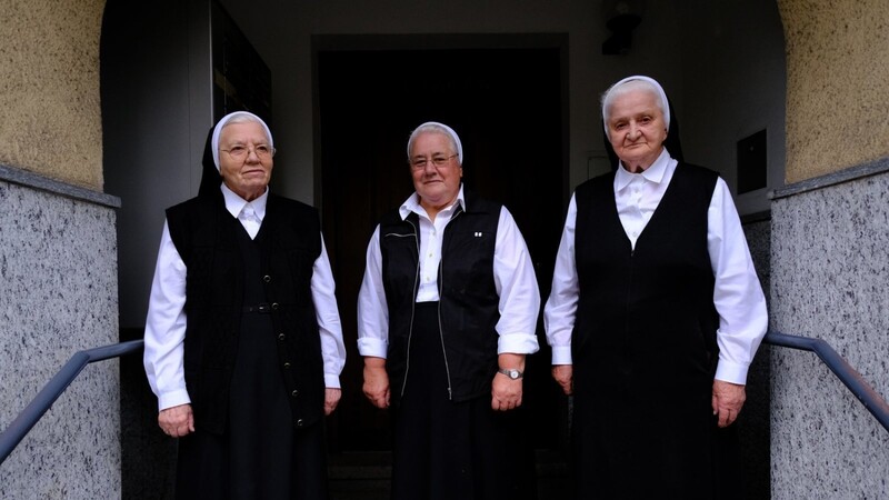 Sagen traurig "Servus" zu ihrem Straubing und den Menschen, die sie liebgewonnen haben (v.l.): Schwester Waltrudis, Schwester Rita und Schwester Rolendis.