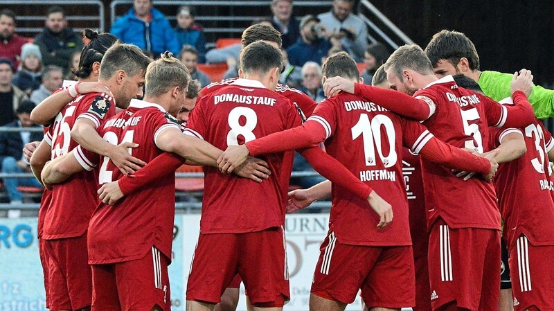 Sechs Mannschaften haben in der Bayernliga Süd rechnerisch noch die Chance auf die Relegation zur Regionalliga. Die besten Karten hat der SV Donaustauf.