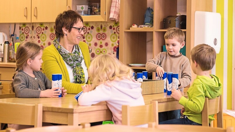 Die Fala vermittelt unter anderem ehrenamtliche Sprachpaten in 25 Kindergärten in Landshut, die mit einzelnen Kindern Deutsch üben. Wenn die Stadt künftig die Zuschüsse aussetzen würde, wären Projekte wie dieses sowie die ganze Existenz der Fala gefährdet, so die Meinung des Fala-Vorstands.