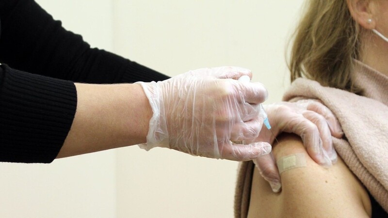 Am Montag in den Vormittagsstunden wurden die ersten 90 Landkreis-Bürger am Impfzentrum in Kumhausen geimpft.