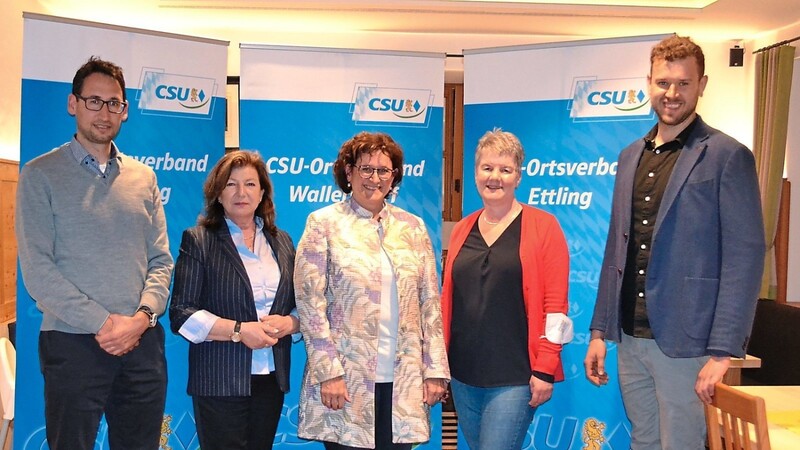Dr. Petra Loibl (M.) mit der FU-Ortsvorsitzenden Rosi Rummelsberger (2.v.r.) sowie den Ortsvorsitzenden von Haidlfing (v.l.), Wallersdorf und Ettling.