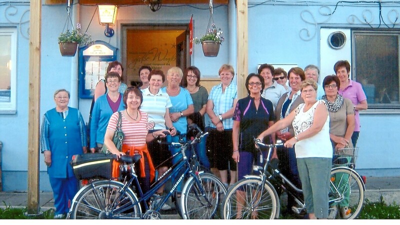 Immer gut besucht waren die Vereinsausflüge der Mitglieder des Frauenbundes Kläham-Oberergoldsbach, wie dieses Foto vor vielen Jahren von einer Radtour vor dem Landgasthof Beck zeigt.