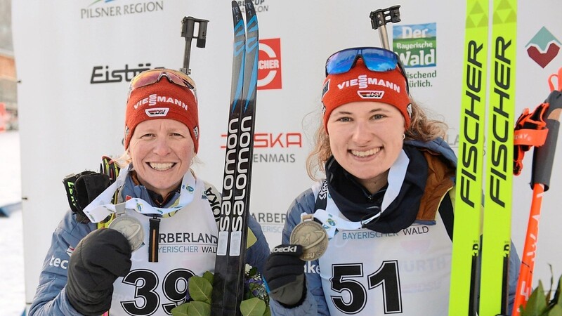 Das Lächeln der Medaillengewinnerinnen: Franziska Hildebrand (l.) holt beim EM-Sprint am Arber Silber, Janina Hettich darf sich über Bronze freuen.