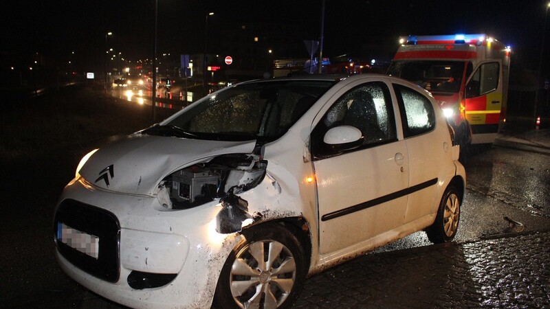 Im Alburger Kreisverkehr sind am Montagmorgen zwei Autos zusammengestoßen.
