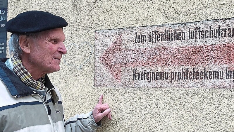 Im April werden es 30 Jahre, dass Dr. Winfried Baumann beruflich im Nachbarland tätig ist. Eines seiner Lieblingsthemen beim Stadtrundgang in Pilsen: die Spuren der Deutschen im Stadtbild; hier eine Aufschrift aus den Kriegsjahren an einem Haus in der Martinska-Straße.