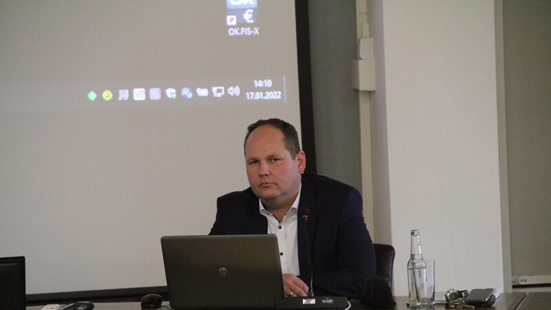 Günther Christl, der Leiter des Sachgebiets Hochbau, berichtete dem Kreisbauausschuss über den Sachstand auf einigen Baustellen.