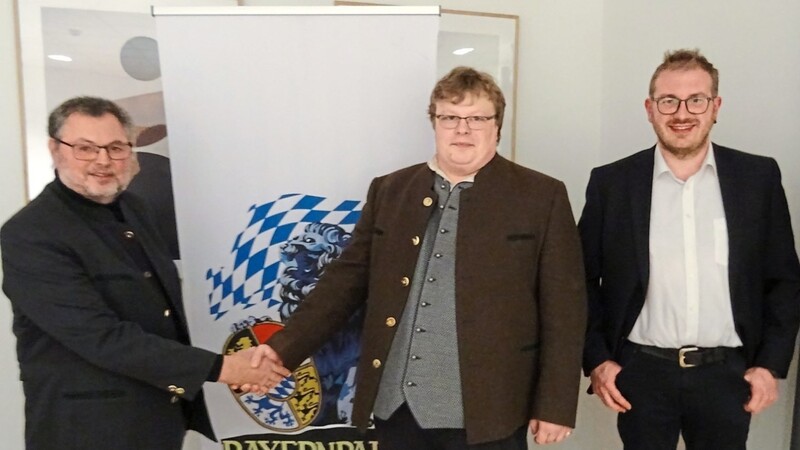 Bezirksrat Anton Maller (links) und stellvertretender BP-Bezirksvorsitzender Thomas Pfeffer (rechts) wünschten Landtagsdirektkandidat Florian Geisenfelder viel Erfolg.