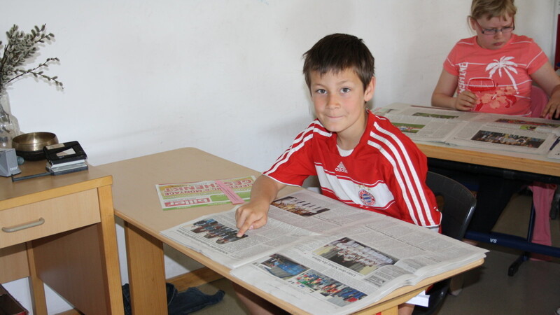 Vor allem der Plattlinger Lokalteil und die Kindernachrichten interessierten die Schüler von Ulrike Löw in der Grundschule Plattling. (Foto: Tanja Pfeffer)