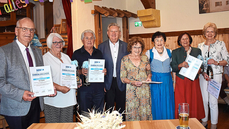Die Geehrten mit Senioren-Union-Landesvorsitzendem Franz Meyer und der Kreisvorsitzenden Renate Strähle (im blau-weißem Dirndl).