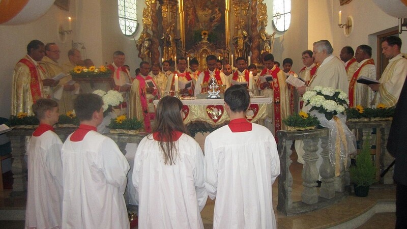 34 Priester und zwei Diakone feierten den Dankgottesdienst nach syro-malabarischem Ritus in der Dreifaltigkeitskirche mit.