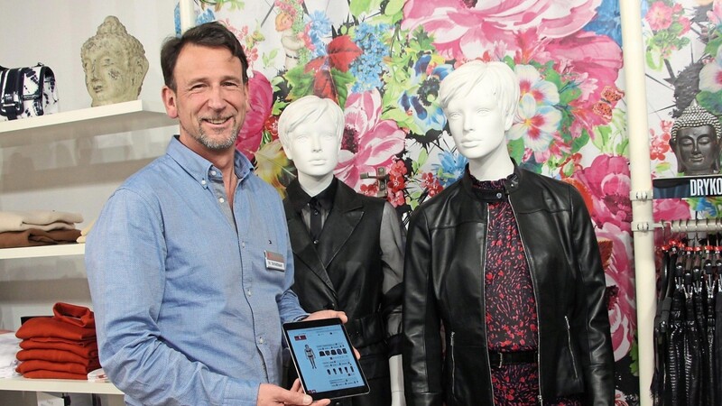 Peter Schödlbauer demonstriert auf seinem Tablet den Fashion Twin: eine virtuelle Anziehpuppe, an der Kunden online verschiedene Outfits ausprobieren können.