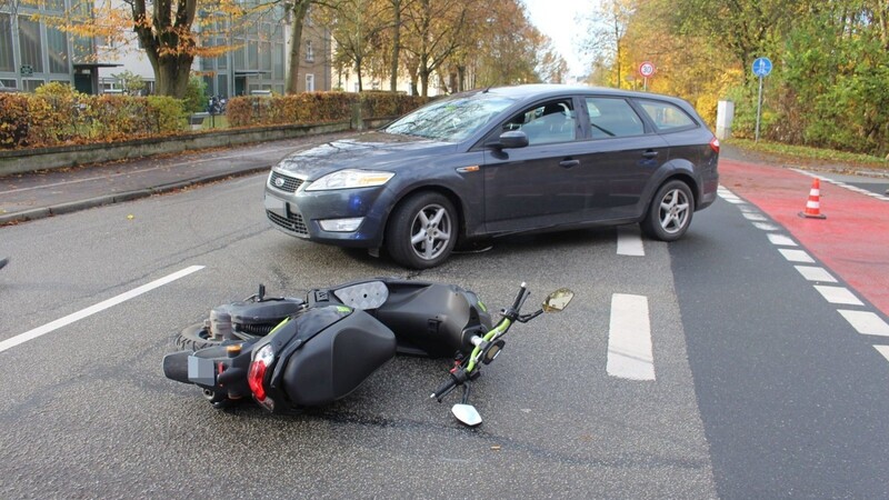 Der Rollerfahrer wurde bei dem Zusammenstoß leicht verletzt.