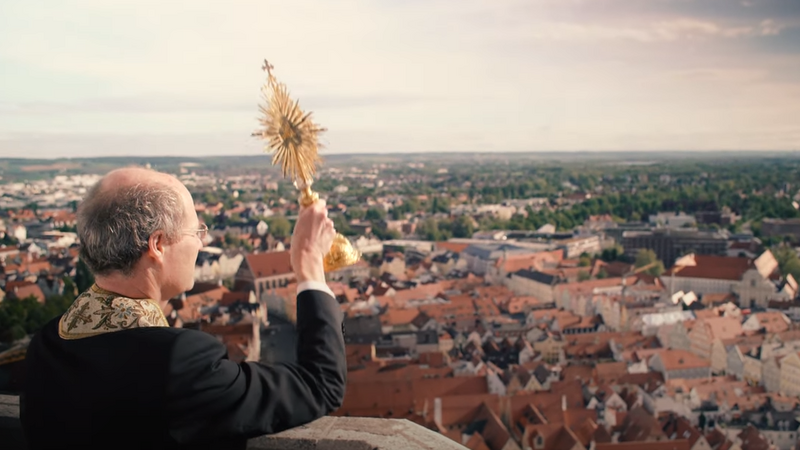 Stiftsprobst Franz Joseph Baur segnet alle Gläubigen der Stadt Landshut zu Pfingsten. Dieser Moment wurde in einem Videoclip festgehalten, der auf YouTube zu sehen ist.