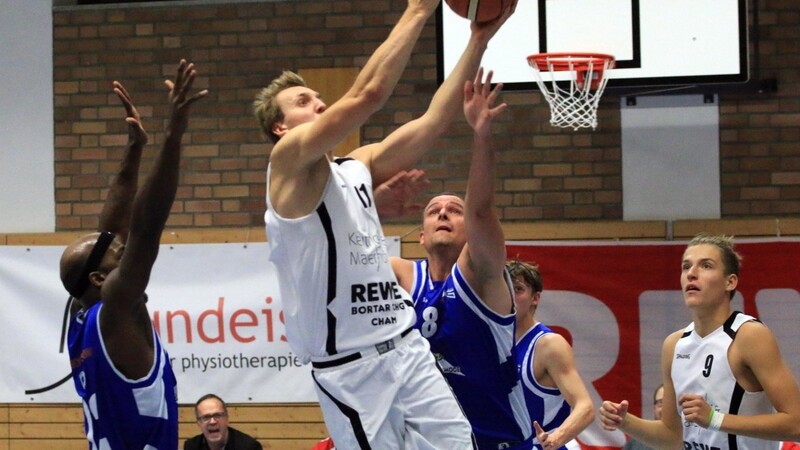 Am Sonntag starten die Chamer Basketballer (weißes Trikot) mit einem Derby gegen die DJK Neustadt a. d. Waldnaab in die neue Saison.