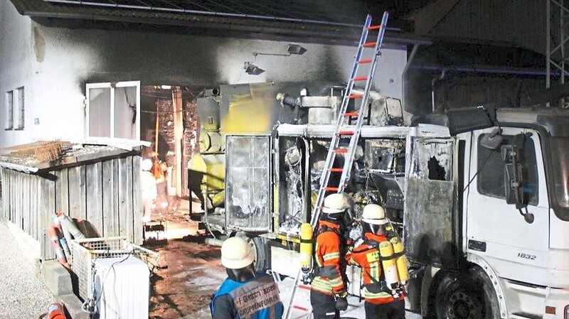 Zum Vollbrand einer Lagerhalle in Günzenhausen wurden die Feuerwehren alarmiert. Ein Lkw war in Brand geraten.