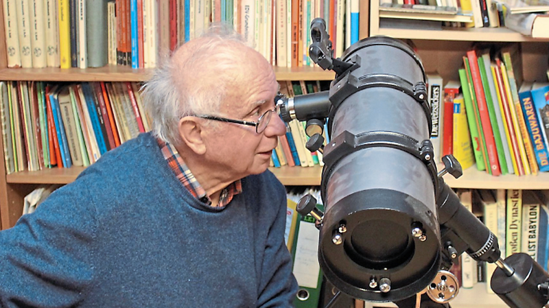 Siegfried Pyka am Teleskop: Die Aufnahme entstand 2017 anlässlich einer Geschichte zum 50-jährigen Bestehen des Gymnasiums.
