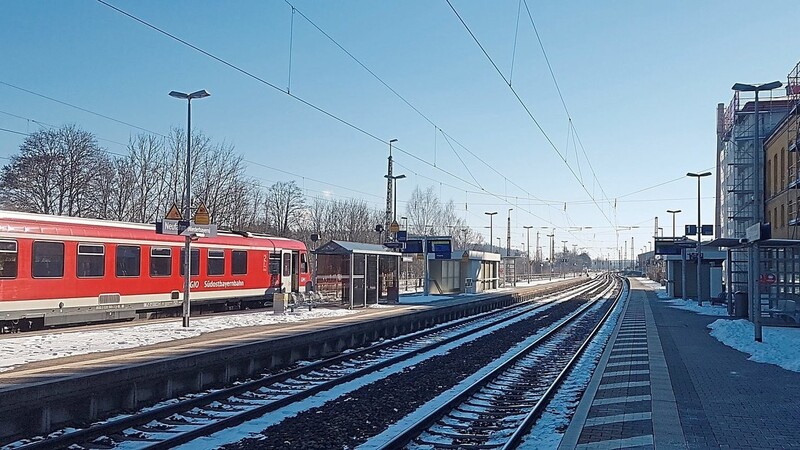 Auf dem Bahnhof in Neufahrn können Reisende lediglich das Gleis eins barrierefrei erreichen.