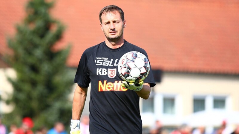 Kristian Barbuscak hat seinen Vertrag als Torwart-Trainer des SSV Jahn Regensburg verlängert.