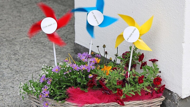 Auch die Donau-Post beteiligt sich an der Aktion. Vor der Geschäftsstelle stehen ebenfalls zwei bunt geschmückte Blumenkörbe.