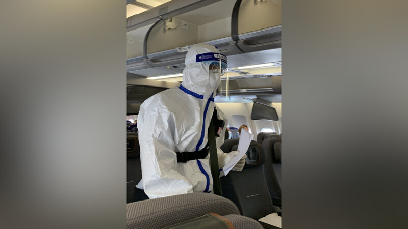 Beamte der chinesischen Gesundheitsbehörden maßen bei den Passagieren des Sonderfluges von Frankfurt/Main nach Tianjin die Körpertemperatur und fragten nach Krankheitssymptomen.