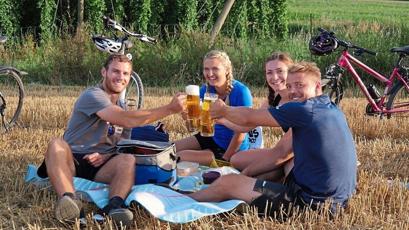 Der Film begleitet vier junge Leute auf einer Radtour durch die Hallertau - auf den Spuren des bayerischen Hopfens im "Himmel der Holledauer".