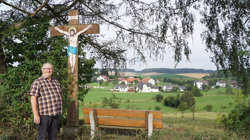 Bodenkirchens Ehrenbürger Helmut Wimmer kommt regelmäßig an diesem Flurkreuz vorbei. Im Hintergrund ist Hilling zu sehen.