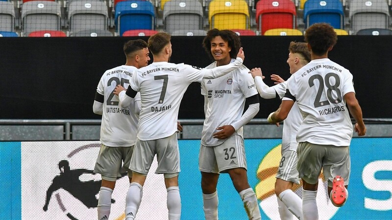 Joshua Zirkzee (Nummer 32) steuerte eine Vorlage und einen Treffer zum 3:0-Sieg in Uerdingen bei.