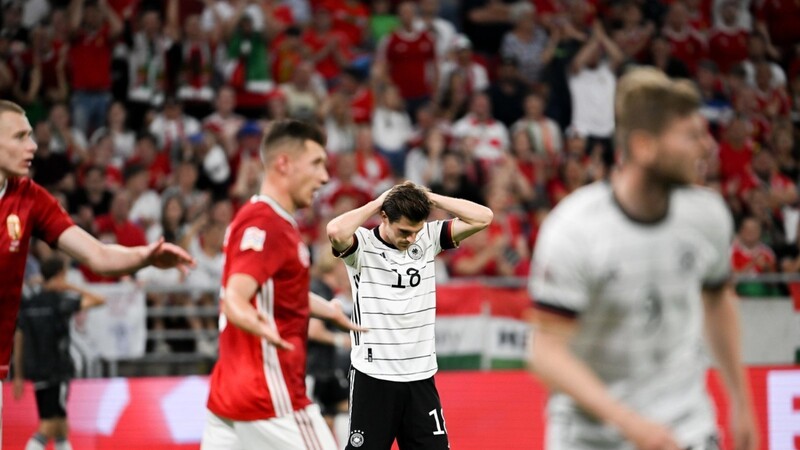 Es ist zum Haare raufen: Die deutsche Nationalmannschaft um Jonas Hofmann kommt auch in Ungarn nicht über ein 1:1-Unentschieden hinaus.