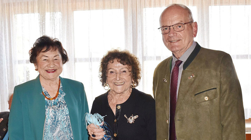 Die Kreisvorsitzende der Senioren-Union, Renate Strähle (links), und Bezirksvorsitzender Raimund Fries gratulierten der Jubilarin Elsa Forstner.