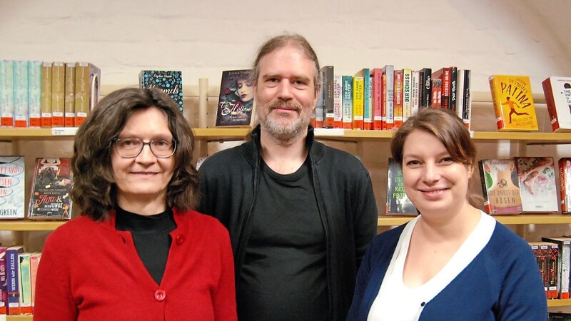 Sie setzen sich für die Zukunft der Stadtbücherei in Landshut ein (von links): Monika Steurer, Leiterin der Stadtbücherei, Onleihe-Experte Christian Stegner und Sabine Pichler von der Öffentlichkeitsarbeit.