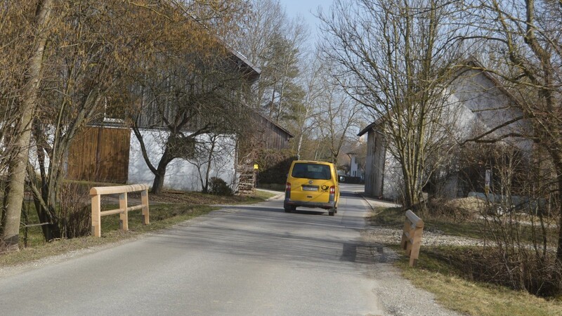 Wegen der jugendlichen Radfahrer auf der Fahrbahn wird die Höchstgeschwindigkeit im Ortsteil Rampoldsdorf auf 30 Stundenkilometer gesenkt.