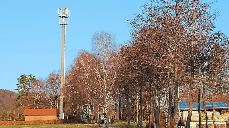 Seit vergangener Woche steht der 40 Meter hohe Funkmast im Sandgrubenweg, in direkter Nachbarschaft zum Ulrichsgrüner Feriendorf.