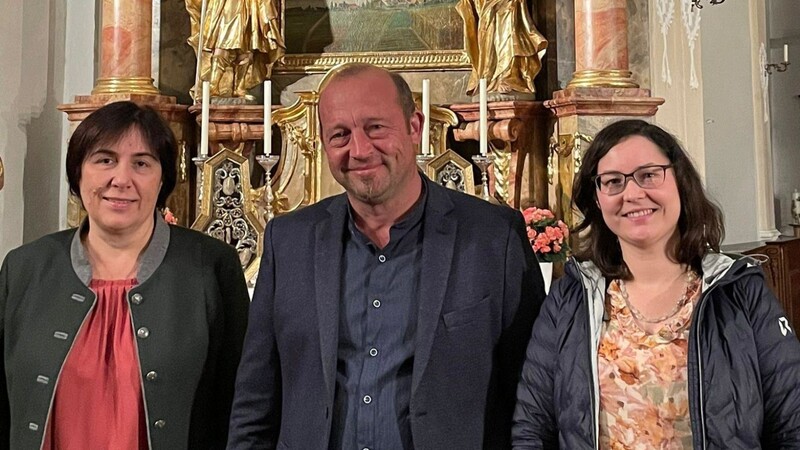 Vorsitzender Thomas Metz, Kassiererin Brigitte Beibl (l.) und Schriftführerin Christine Mayr vor dem renovierten Marienbild.