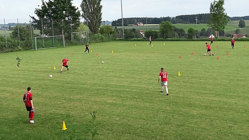 Fußball mit Abstandhalten: Die erste Herrenmannschaft des TSV Haarbach im September, als das Fußballspielen für wenige Woche erlaubt war.